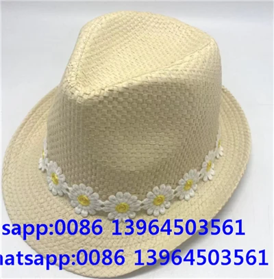 Шапка Fedora с малко цвете